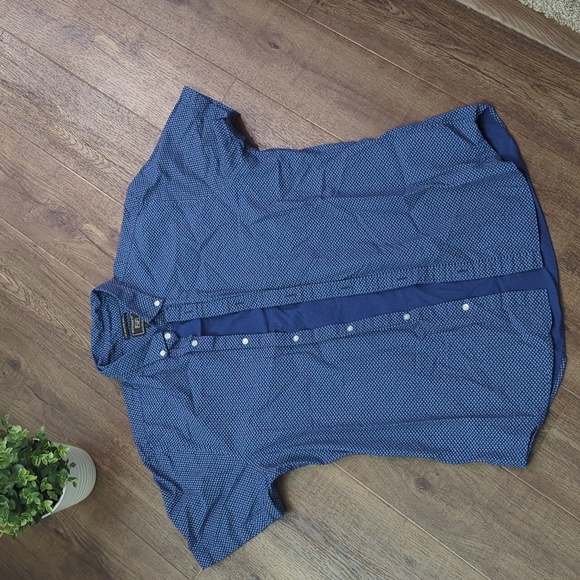 🇺🇸 F&F Blue Button Down - Picture 1 of 3